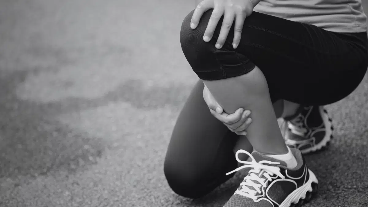 Athlete with painful knee from sports injury needing chiropractic rehabilitation